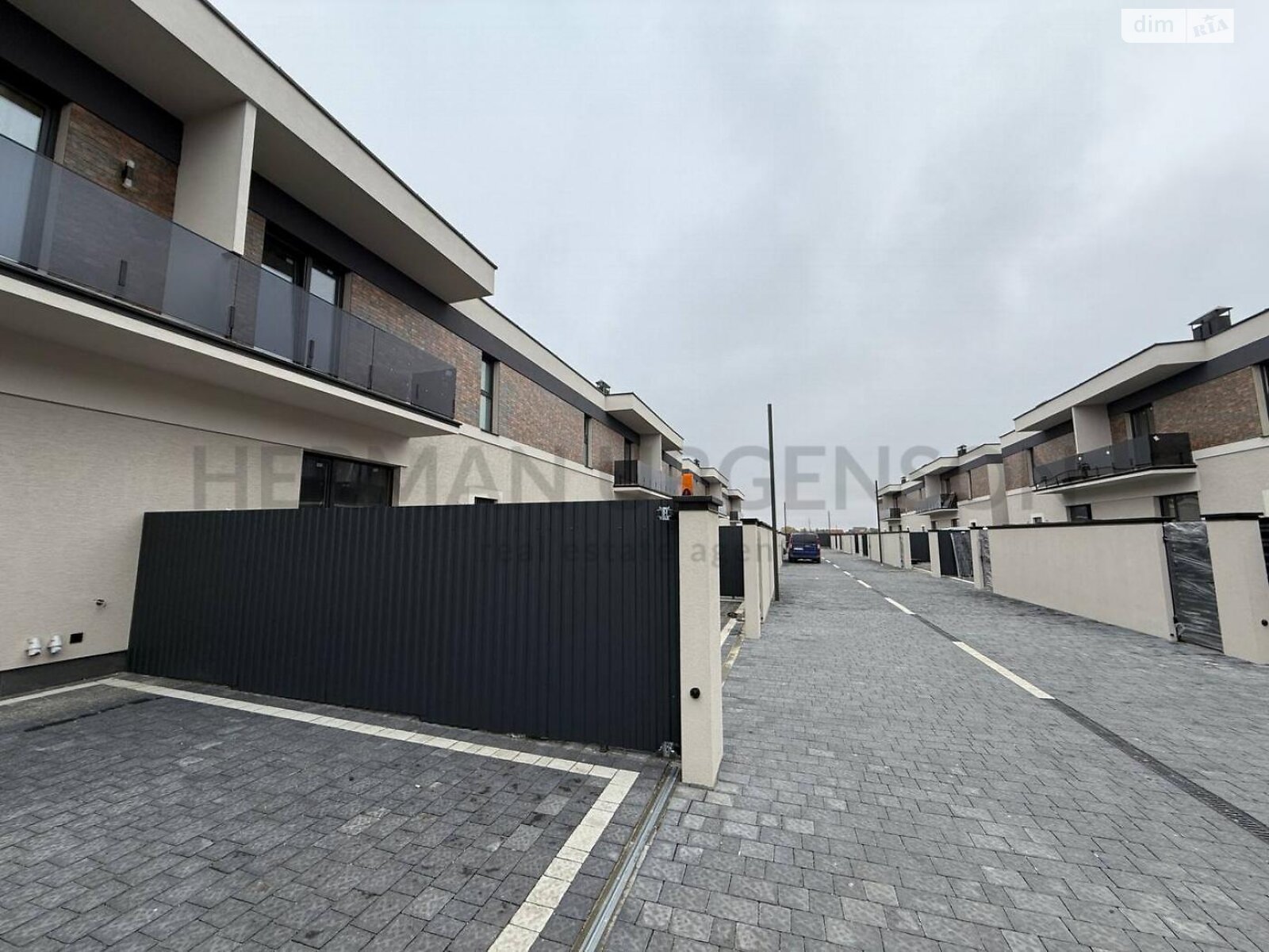 двухэтажный таунхаус, 121 кв. м, кирпич. Продажа в Сторожнице фото 1