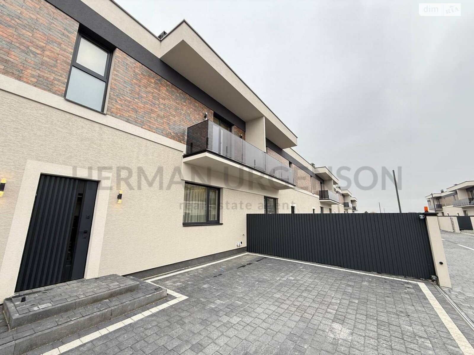 двухэтажный таунхаус, 121 кв. м, кирпич. Продажа в Сторожнице фото 1