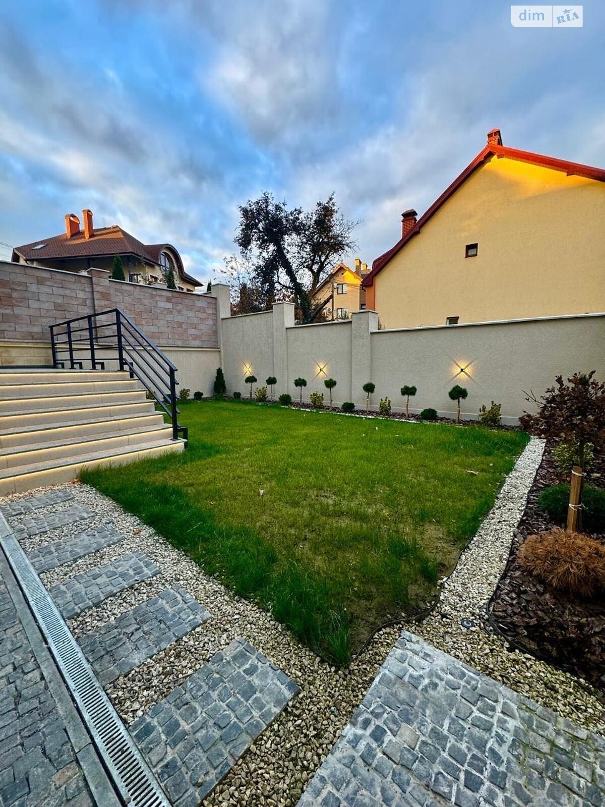 трехэтажный таунхаус, 135 кв. м, кирпич. Продажа в Ужгороде район Кальвария фото 1 трехэтажный таунхаус, 135 кв. м, кирпич. Продажа в Ужгороде район Кальвария фото 1