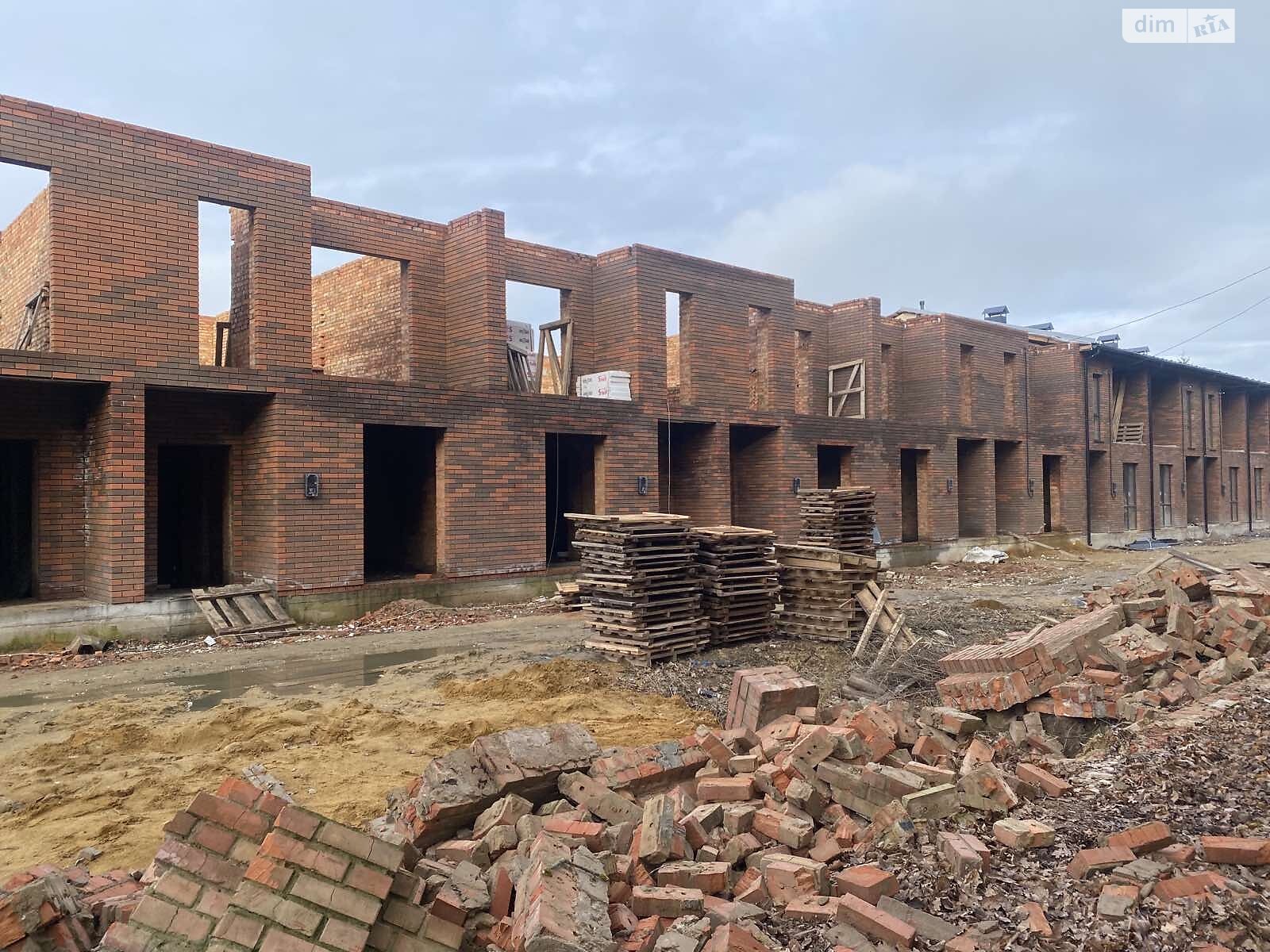 двухэтажный таунхаус, 120 кв. м, кирпич. Продажа в Зарванцах фото 1