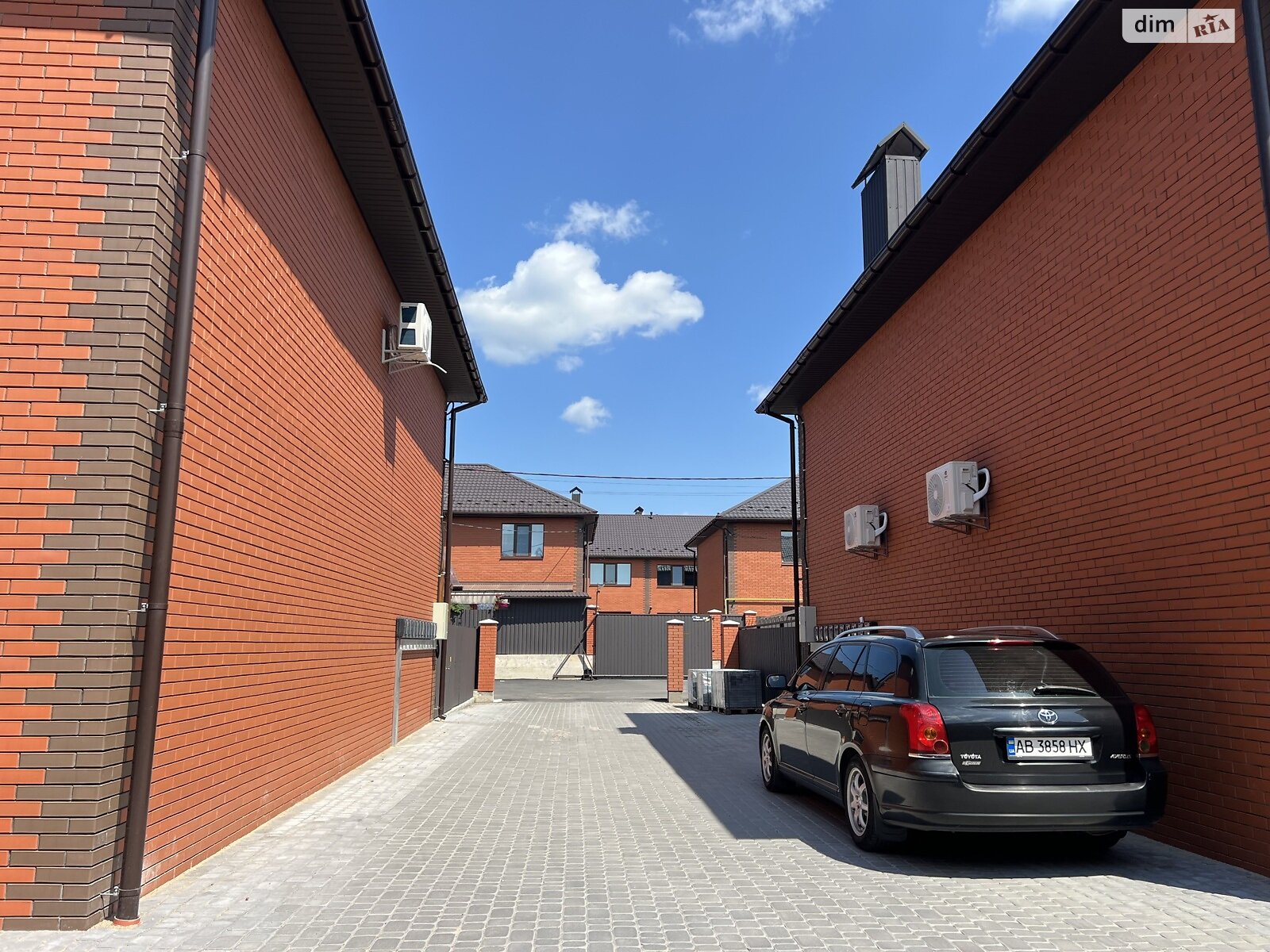 двоповерховий таунхаус, 135 кв. м, цегла. Продаж у Зарванцях фото 1 двоповерховий таунхаус, 135 кв. м, цегла. Продаж у Зарванцях фото 1