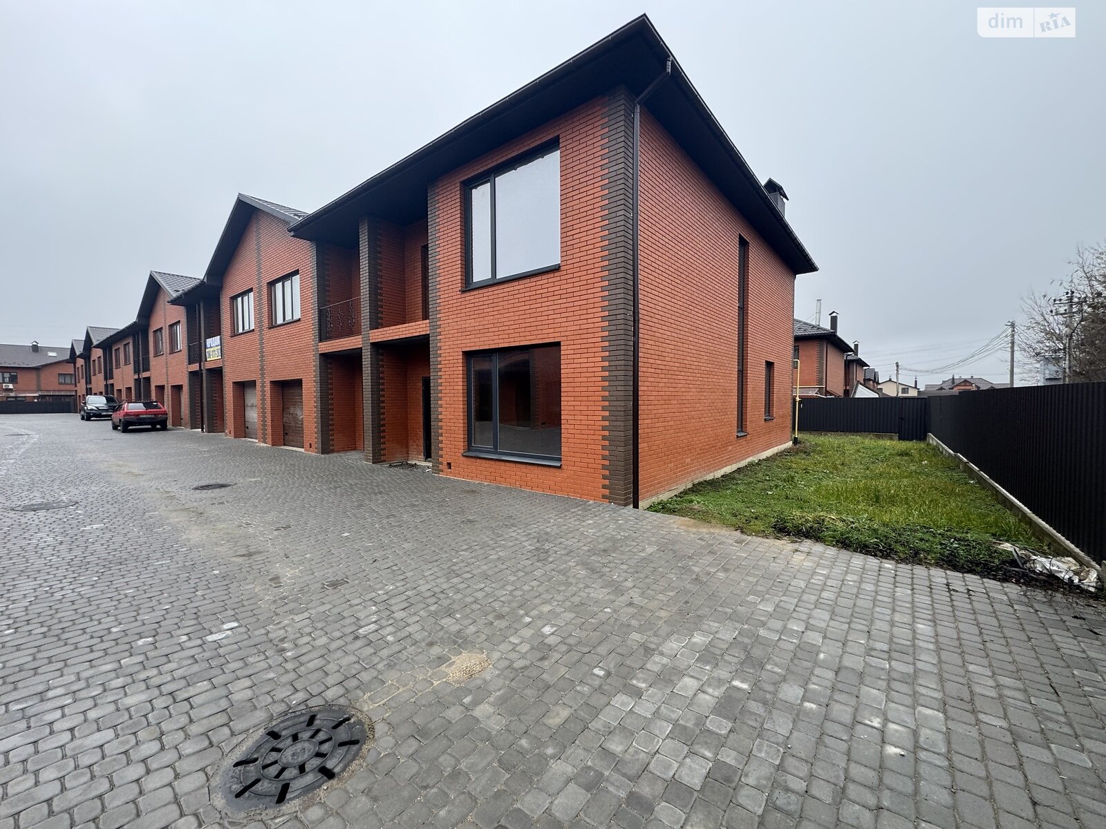 двухэтажный таунхаус, 137 кв. м, кирпич. Продажа в Зарванцах фото 1 двухэтажный таунхаус, 137 кв. м, кирпич. Продажа в Зарванцах фото 1