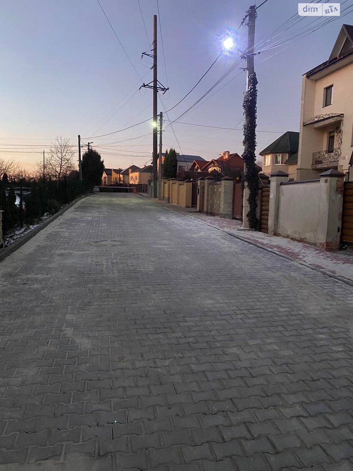 трехэтажный таунхаус, 142 кв. м, кирпич. Продажа в Зымна Вода фото 1 трехэтажный таунхаус, 142 кв. м, кирпич. Продажа в Зымна Вода фото 1