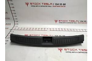 1 Отделка багажника пластик (под замок) в сборе Tesla model S, model S REST 1010824-01-D