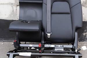 1 Спинка сиденья 2-го ряда двойная PUR BLK в сборе с центральным подголовником Tesla model Y 3907891-01-A