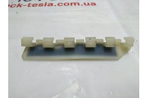 11 Кронштейн накладки панели дворников левый резиновой Tesla model X 1063006-00-C