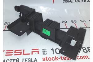 11 Кронштейн панель пола 2-го ряда сидений правая Tesla Model X 1060170-00-D