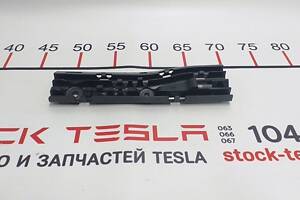 15 Кронштейн крепления дренажной трубки левая сторона Tesla model S, model S REST 1008371-00-E