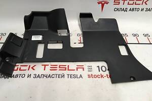 17 Накладка пластиковая под рулевой колонкой с повреждением Tesla model S, model S REST 1016340-00-F