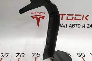 18 Кронштейн коврового покрытия заднего багажника правый Tesla model X 1066956-00-D