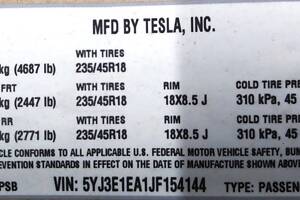 2 Етикетка (лейба, наклейка) основна з виробничою інформацією Tesla model 3 1462927-00-C