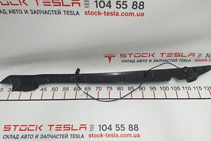 2 Накладка двери крышки багажника правая (под датчик прижатия) Tesla model X 1042393-00-D