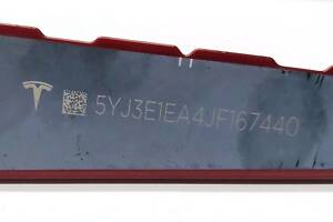 2 Табличка с VIN кодом под лобовым стеклом Tesla model 3 1006865-00-C