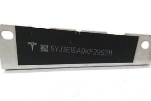2 Табличка с VIN кодом под лобовым стеклом Tesla model 3 1006865-00-C