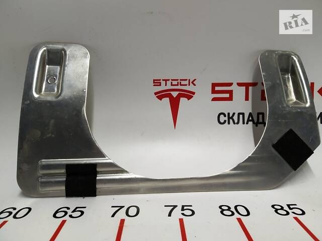 20 Кронштейн кріплення декоративної накладки під кермо Tesla model X 1054654-00-C