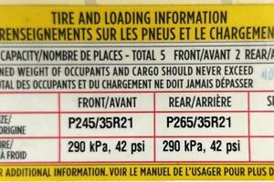 3 Етикетка (лейба, наклейка) з х-мі коліс та макс. допустимим довантаженням Tesla model S 1013935-00-C