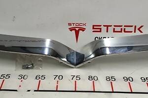 3 Накладка V-образная декоративная переднего гриля хром (птичка) (с повреждениями) Tesla model X 1047022-00-D