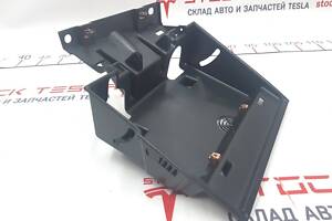 34 Кронштейн опорный основного монитора Tesla model S, model S REST 1002273-00-C