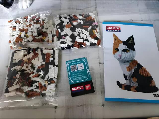 3D Конструктор Триколірна кішка RESTEQ — об’ємна модель з 1300 міні-деталей, 13×8×18 см - Фото 3