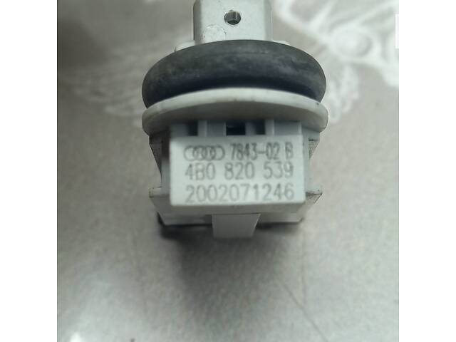 4b0820539 Датчик температури повітря VW Passat b6