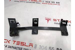 5 Передняя направляющая фары правой Tesla model X 1046959-00-F