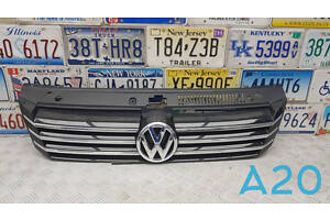 561853651AOQE - Б/В Решітка радіатора на VOLKSWAGEN PASSAT B7 2.5 (Нижнее часть решётки сломана)