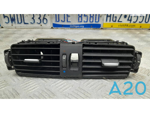 64229184743 - Б/У Воздуховод торпедо центральный на BMW X3 (F25) xDrive 28 i