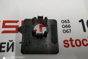 7 Кронштейн крепления парктроника S7 Tesla model S 1048522-00-B