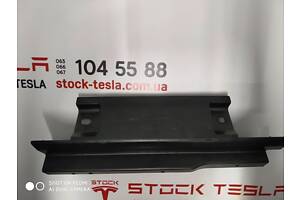 7 Кронштейн задний правый для ковровой дорожки RWD Tesla model S, model S REST 1009174-00-E