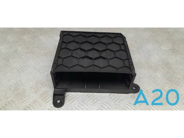 8U0907368 - Б/У Кронштейн магнитофона на AUDI Q3 (8U) 2.0 TFSI quattro