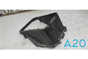 8U0915335 - Б/У Кожух аккумулятора на AUDI Q3 (8U) 2.0 TFSI quattro