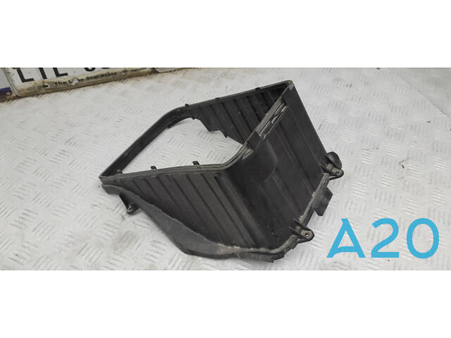 8U0915335 - Б/У Кожух аккумулятора на AUDI Q3 (8U) 2.0 TFSI quattro