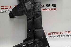 9 Кронштейн обшивки багажного отделения правый Tesla Model X 1080702-00-C