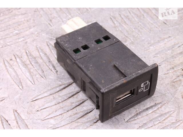 A2058202003 USB/AUX гнездо Mercedes-Benz C-Class W205 2014-