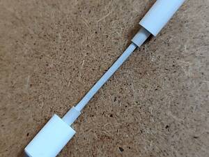 Адаптер-кабель-переходник Apple Lightning - AUX 3,5mm. Как новый!