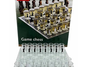 Алко П'яні шахи з чарками та скляною дошкою 24х24 см. Алкогольні шахи чарки, настільна гра 32 чарки