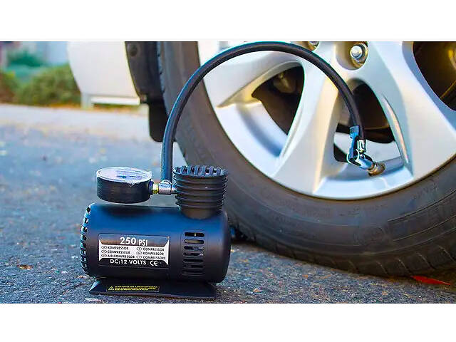 Автомобильный Компрессор для подкачки колес Air Compressor 250 psi с манометром + набор игл, насос 12V - Фото 3