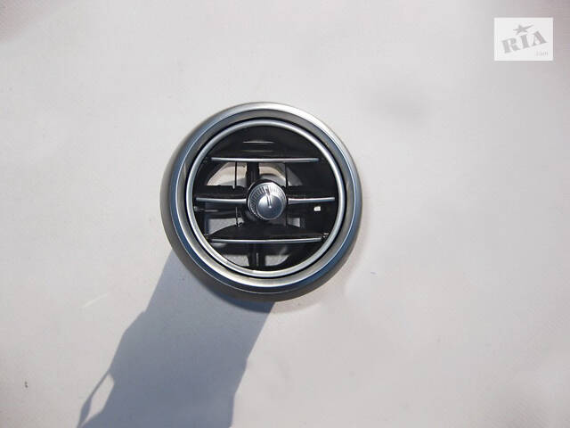 Б/У Mercedes-Benz A2058300301 Вентиляционный дефлектор панели приборов - торпеды центральный C-Class W205 GLC X253 Cou