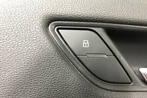 Б/У Кнопка открытия двери Audi A3 8V0962108