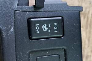 Б/У Кнопка подогрева сидений левая Subaru Forester 83245SG010