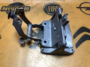 Б/У Кронштейн рулевой колонки VOLKSWAGEN PASSAT B6 3C0419250B