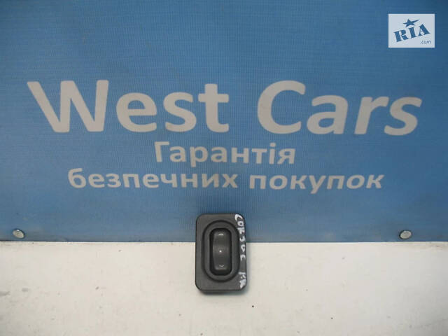 Б/в Кнопка склопідіймача передня права на Opel Corsa 2000-2006