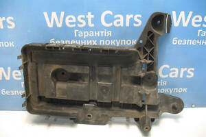 Б/в Корпус під акумулятор на Volkswagen Caddy 2004-2010