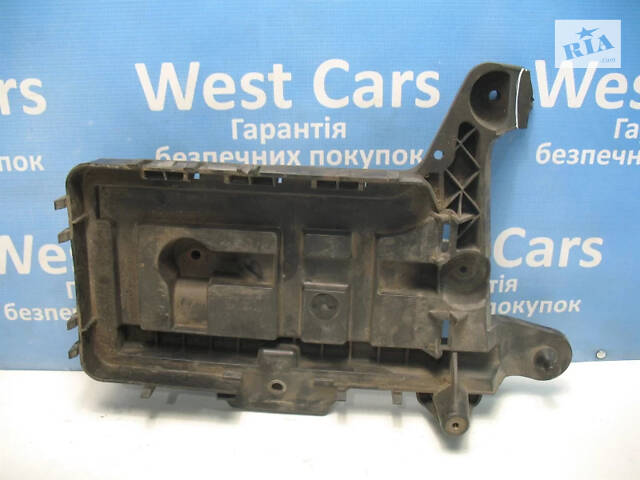 Б/в Корпус під акумулятор на Volkswagen Caddy 2004-2010