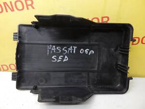 Б/в Кришка акумулятора на Volkswagen Passat B6 2005-2010
