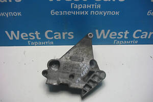 Б/в Кронштейн двигуна правий на Volkswagen Caddy 2004-2010