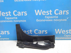Б/в Кронштейн кришки багажника правий на Toyota Land Cruiser 200 2007-2012