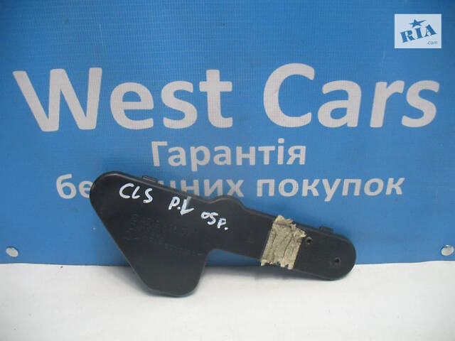 Б/в Кронштейн переднього бампера лівий на Mercedes-Benz CLS-Class 2004-2008