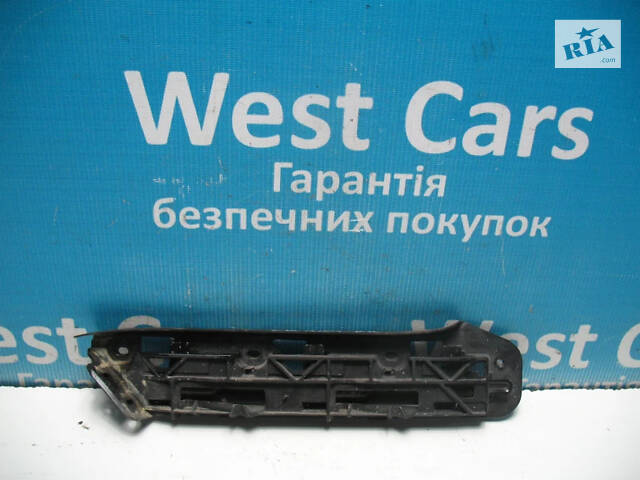 Б/в Кронштейн переднього бампера зовнішній правий на Volkswagen Caddy 2004-2010