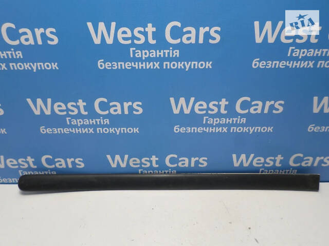 Б/в Накладка дверей задня ліва на Volkswagen Caddy 2004-2015